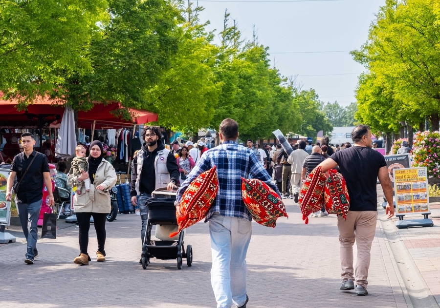 Bezoekers wandelend over de gezellige Boulevard